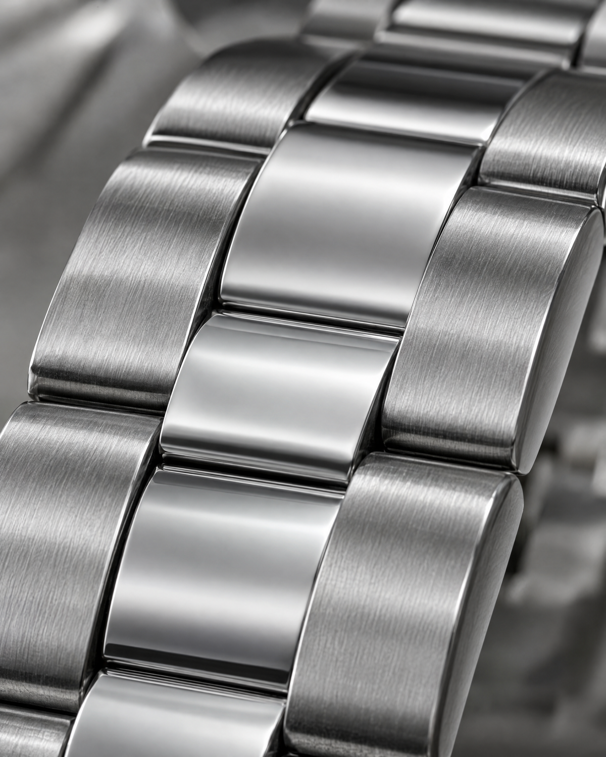 Brushed and polished steel bracelet of the Chronograph Watch Sleek Precise